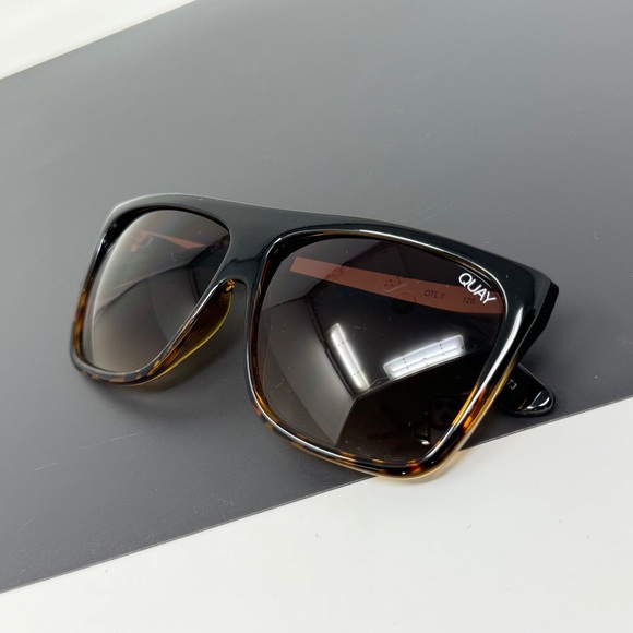 Desi x Quay OTL l l oversized sunglasses excellent - Picture 12 of 12